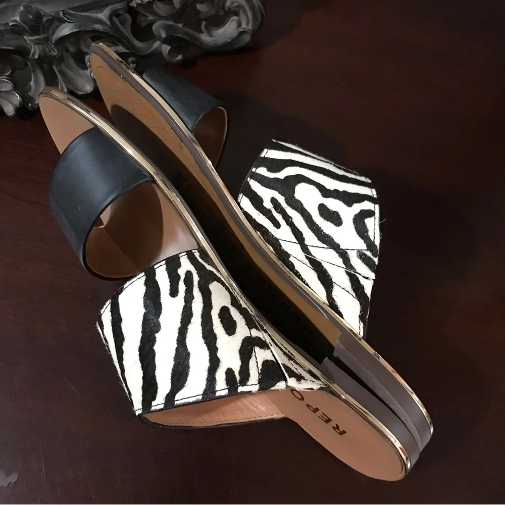 🦓REPORT Black Exotic Slip On Sandals